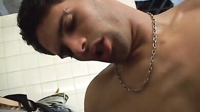 Operai omosex si inculano