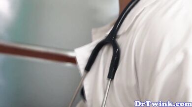 Dottore incula giovane paziente