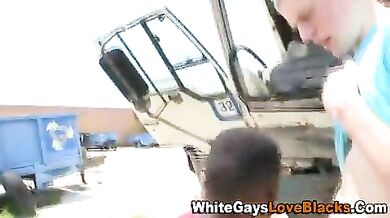 Negretto succhia cazzi piglia nel culo