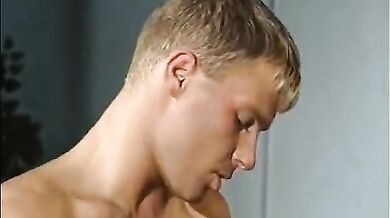 Biondino gay con tanta voglia di pene