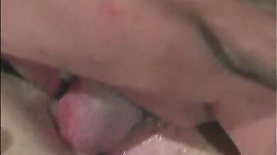 Il vicino mi raggiunge per trombare