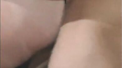 Il vicino mi raggiunge per trombare