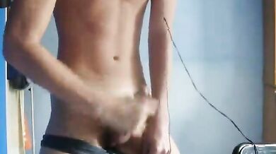 Giovane gay si masturba per sborrare