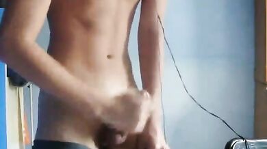 Giovane gay si masturba per sborrare