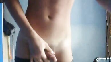 Giovane gay si masturba per sborrare