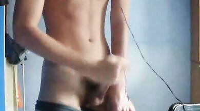 Giovane gay si masturba per sborrare