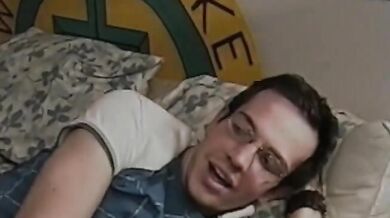 Secchioni gay si divertono dopo i compiti