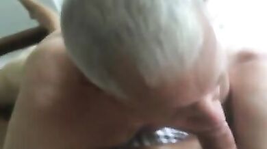 Nonno gay succhia ed ingoia sborra