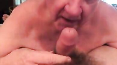 Ottantenne gay fa pompino con ingoio