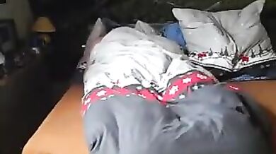 Si masturba nudo a letto