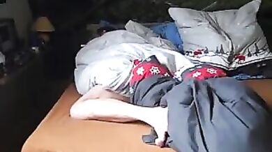 Si masturba nudo a letto