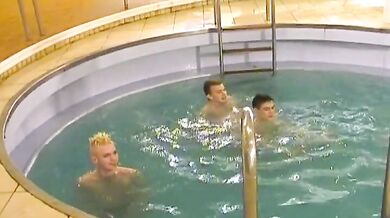 Sesso gay a tre con biondino e brunetti gay