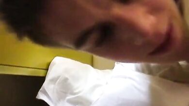 Sesso gay a tre con biondino e brunetti gay