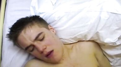 Sesso gay a tre con biondino e brunetti gay