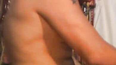 Cliente gay succhia il cazzo al meccanico