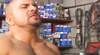 Cliente gay succhia il cazzo al meccanico