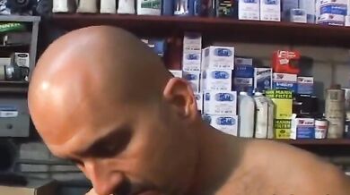 Cliente gay succhia il cazzo al meccanico