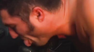 Cliente gay succhia il cazzo al meccanico