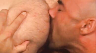 Sesso gay sul tavolo del bar