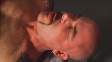 Detenuto gay scopato in culo con un dildo