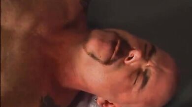 Detenuto gay scopato in culo con un dildo