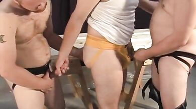 Tre gay grassi maschili fanno sesso