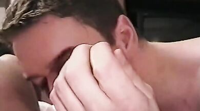 Biondo attivo incula un nuovo amichetto