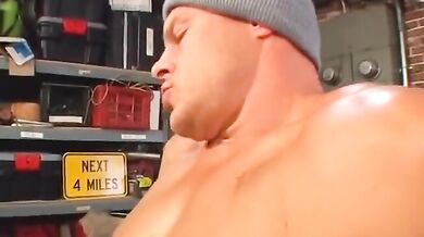 Meccanici muscolosi si smazzano il culo