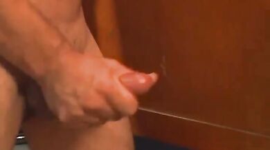 Meccanici muscolosi si smazzano il culo