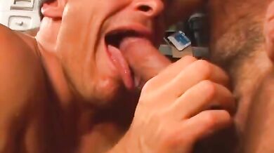 Meccanici muscolosi si smazzano il culo