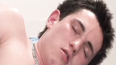 Eccitante sesso gay in bocca e culo