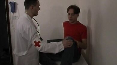 Sesso gay nello studio del dottore