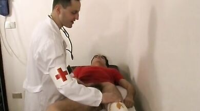 Sesso gay nello studio del dottore