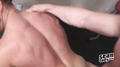 Gay arrapati si inculano in palestra