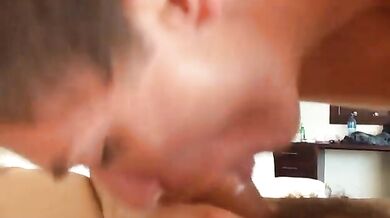 Giovani gay trombano al mattino