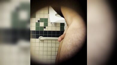 Gay guardone spia i ragazzi