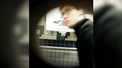 Gay guardone spia i ragazzi