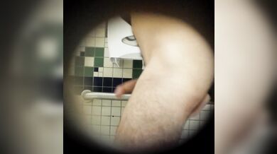 Gay guardone spia i ragazzi