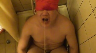 Ragazzo cinese gay riceve orina in faccia