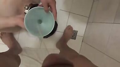 Costretto a bere pipì gay