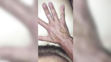 Gode riempendogli il culo di sperma