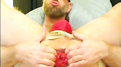 Gay si pompa il culo in cam