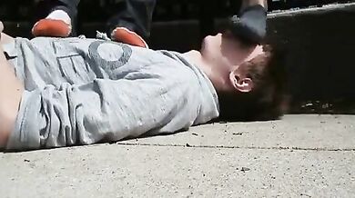 Prende i piedi degli amici in faccia