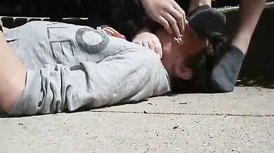 Prende i piedi degli amici in faccia