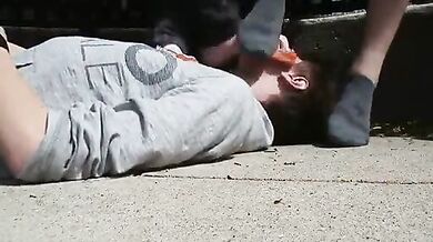 Prende i piedi degli amici in faccia