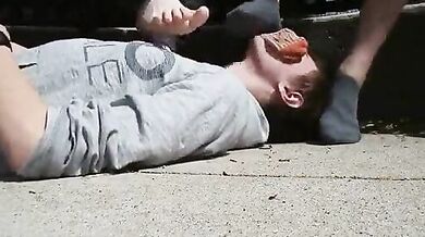 Prende i piedi degli amici in faccia