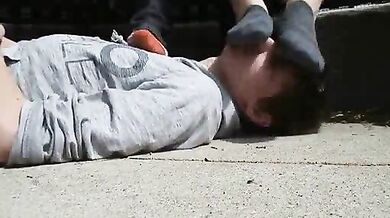 Prende i piedi degli amici in faccia