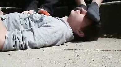 Prende i piedi degli amici in faccia