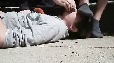 Prende i piedi degli amici in faccia