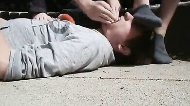 Prende i piedi degli amici in faccia